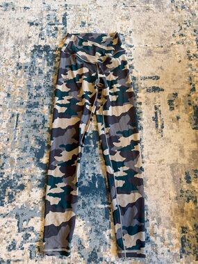 aerie Camo Leggings in Green, Gray, Black